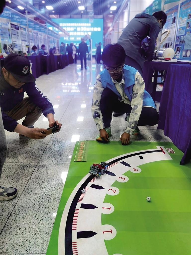 爱游戏官方-包含“足球+科技”双轮驱动，行业创新迈出坚实步伐的词条