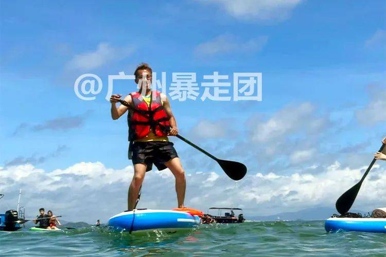 爱游戏体育app-海湾极速划艇赛，海浪翻滚中的极致速度